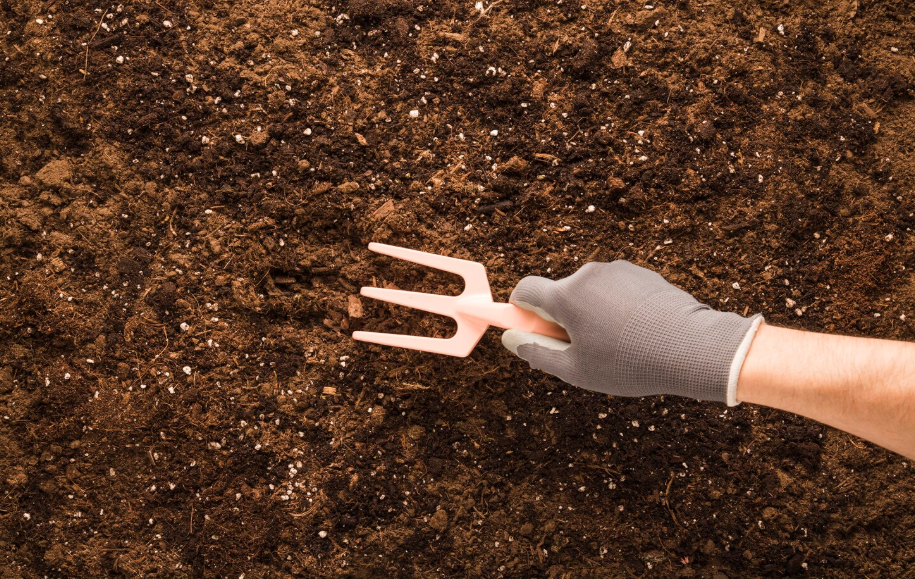 Fertilizing garden soil